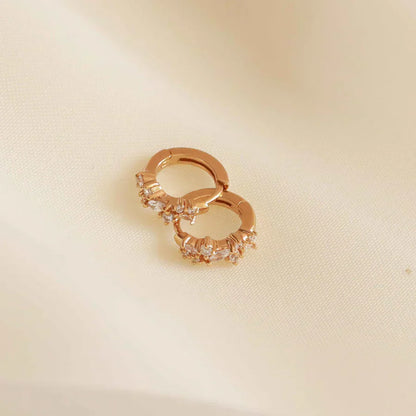Aretes Huggies Clúster de Cristal | Oro